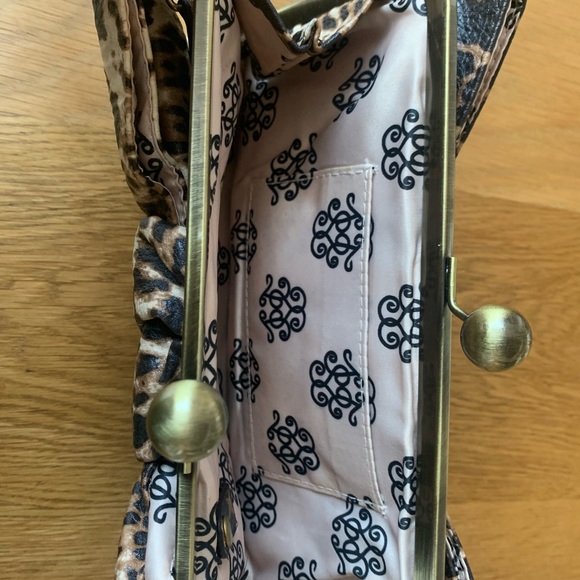 4 / 20$ Cheetah Print Bow Clutch - Picture 3 of 5